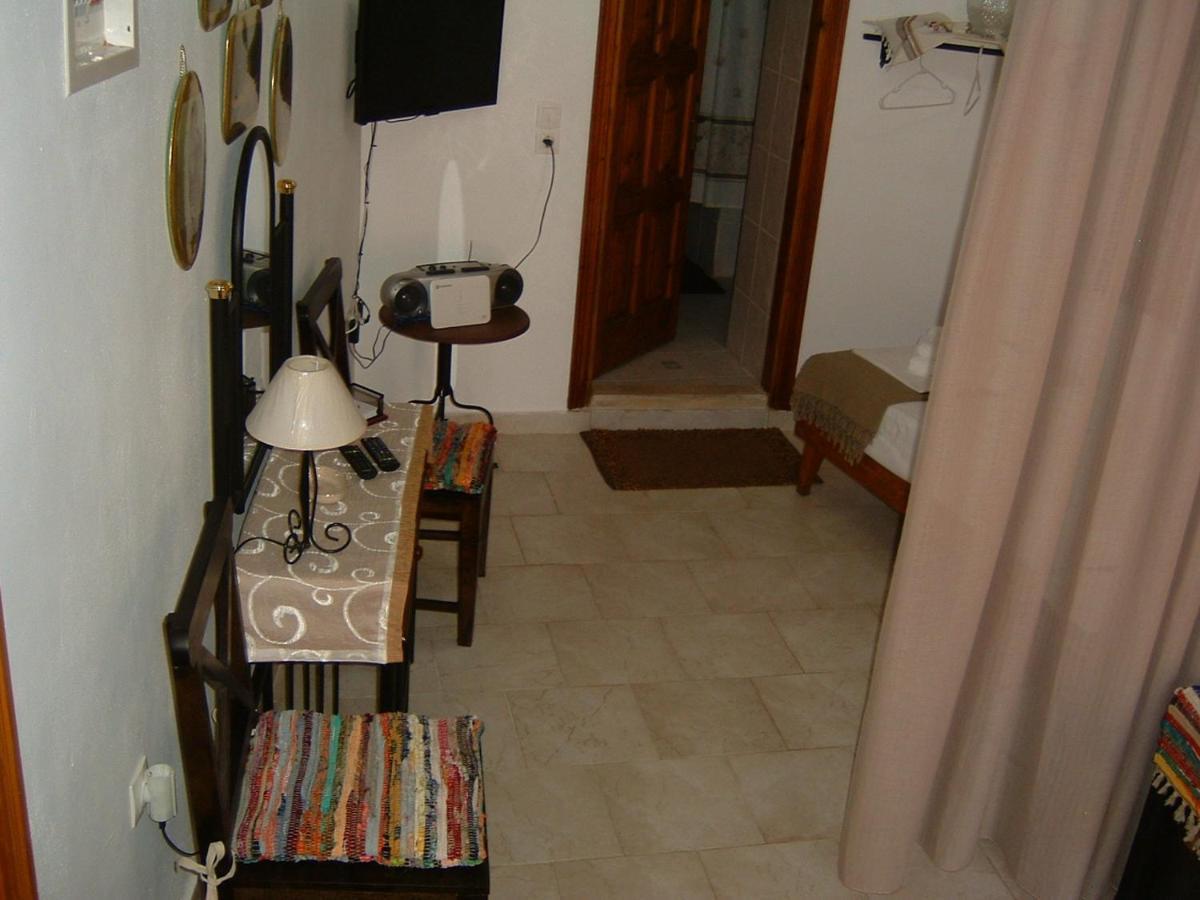 Yiayia'S Home Chalki Town Buitenkant foto
