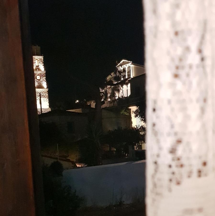Yiayia'S Home Chalki Town Buitenkant foto