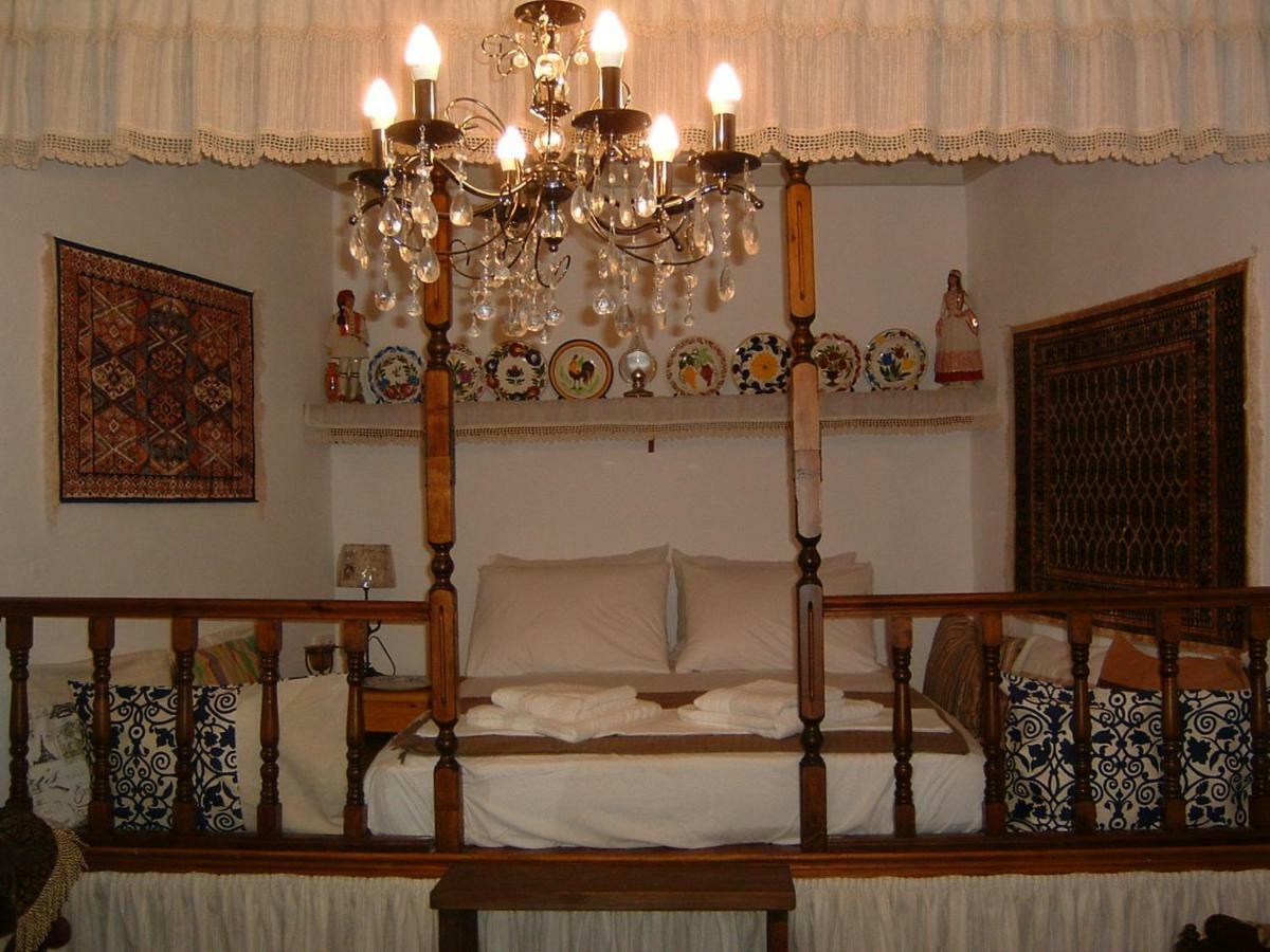 Yiayia'S Home Chalki Town Buitenkant foto