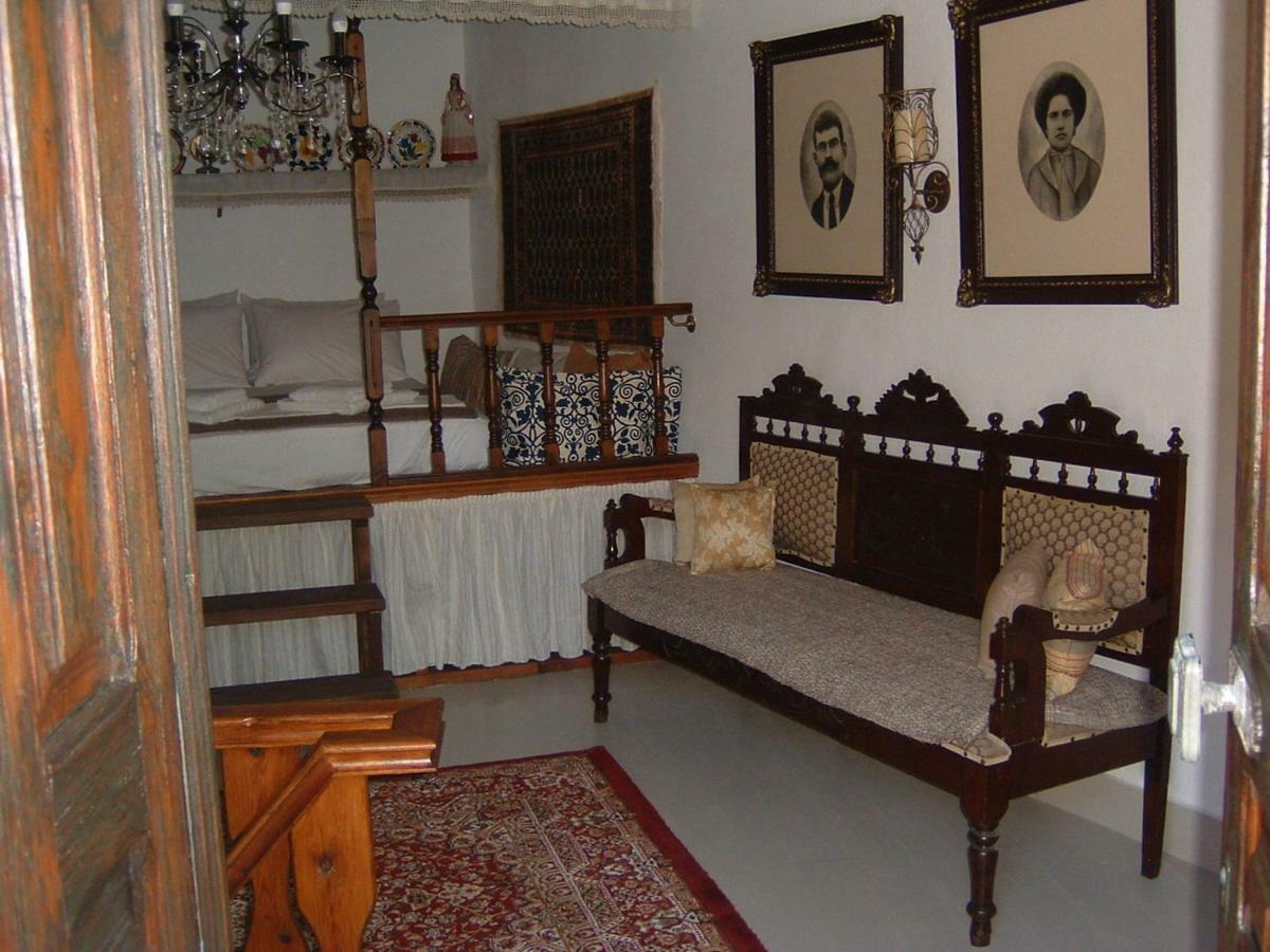 Yiayia'S Home Chalki Town Buitenkant foto