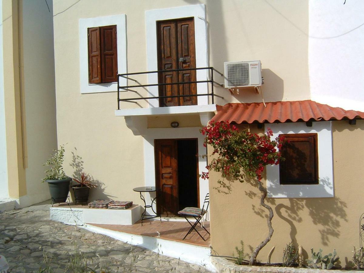 Yiayia'S Home Chalki Town Buitenkant foto