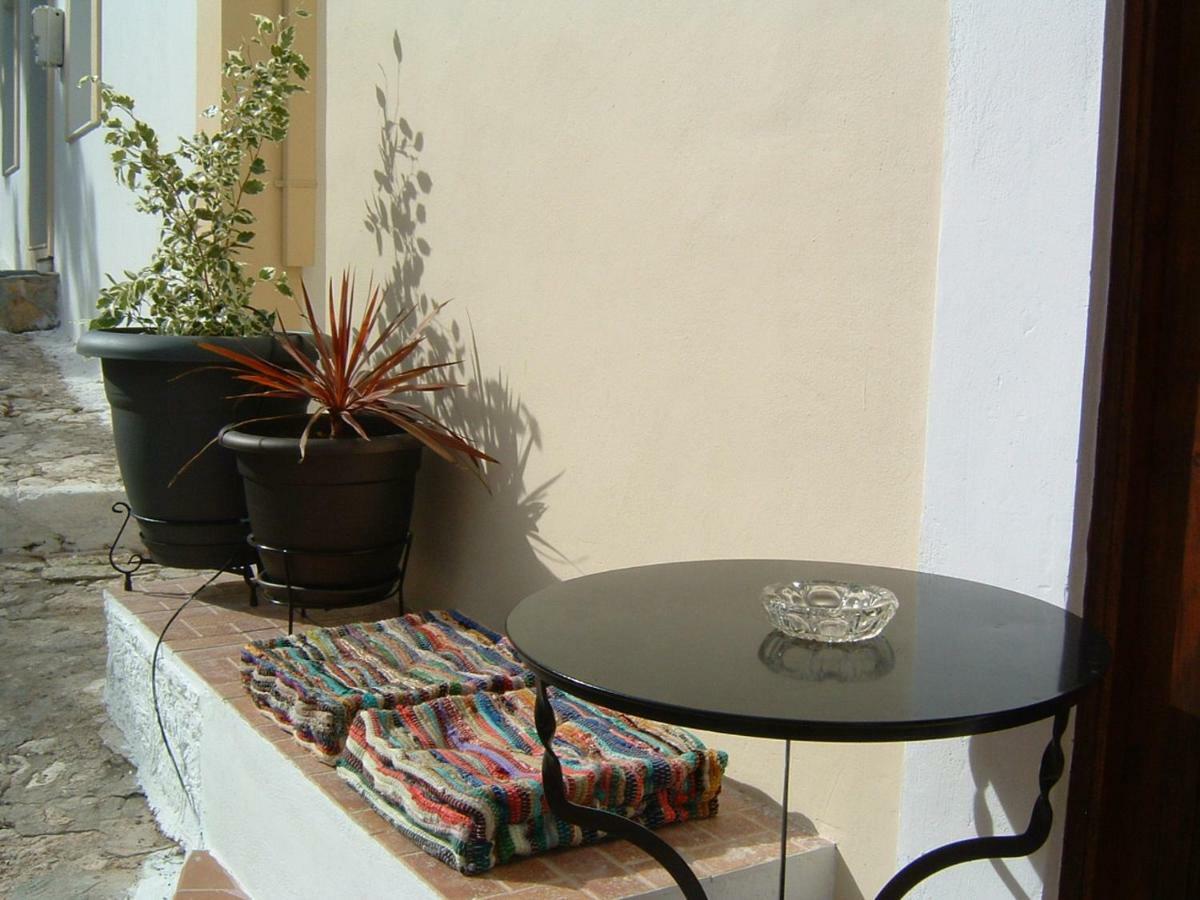 Yiayia'S Home Chalki Town Buitenkant foto